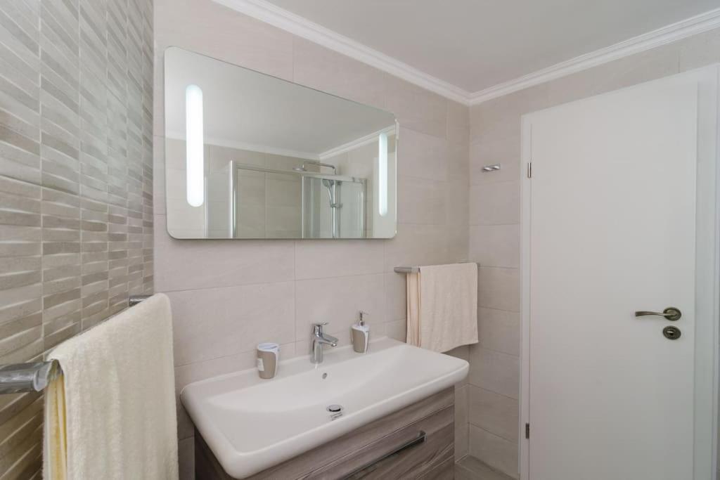 Sea View Apartment 10 Minutes Walk From Old City Dubrovnik Buitenkant foto